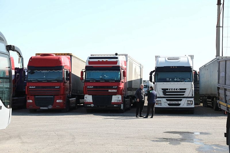 В Краснодарском крае сокращается очередь грузовиков на Керченскую переправу