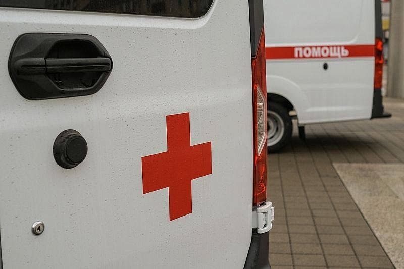 Жительница Ленобласти госпитализирована в тяжелом состоянии, попав под колеса двух автомобилей 