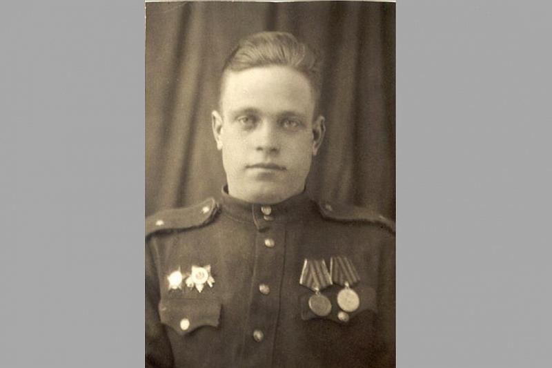Освободитель Кореновского района в составе 84-й стрелковой бригады лейтенант Виктор Васильевич Меркулов. 