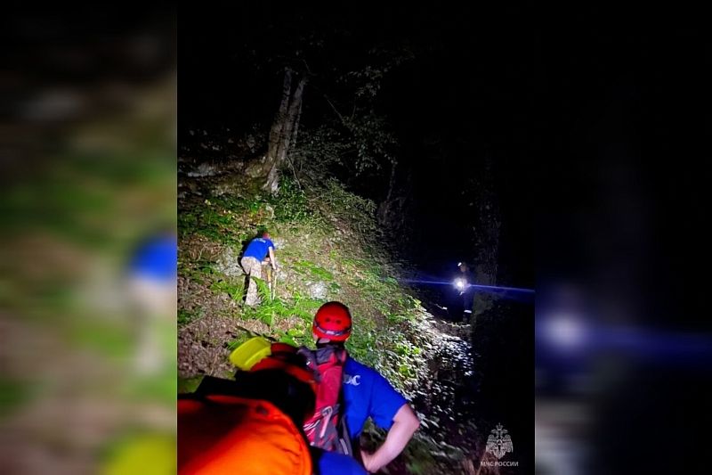 В Сочи спасатели всю ночь искали заблудившихся в горах пятерых туристов