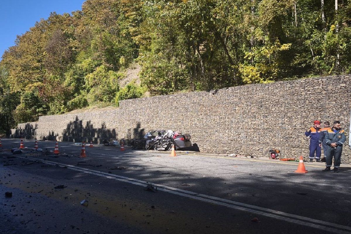 Машину разорвало на части. Два человека погибли в жестком ДТП на Кубани