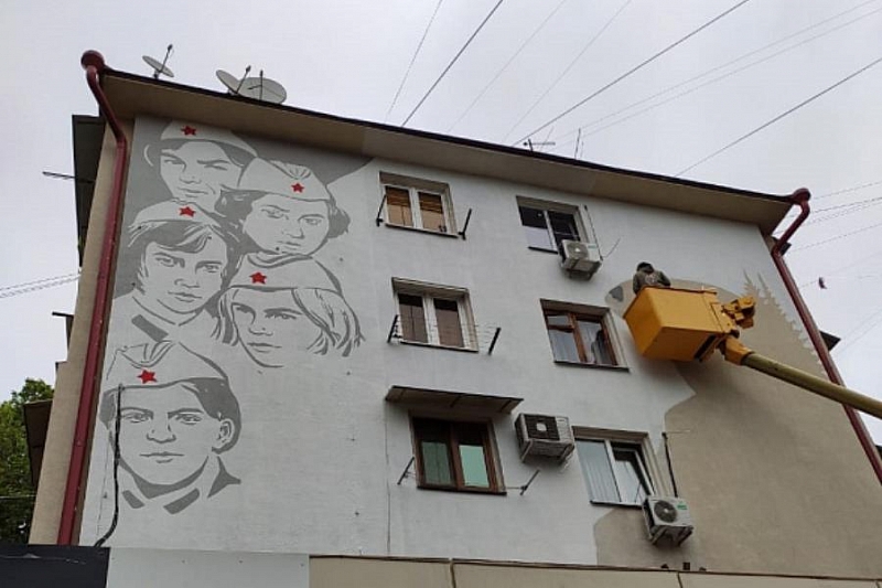 «А зори здесь тихие»: на одной из многоэтажек в Сочи появилось патриотическое граффити