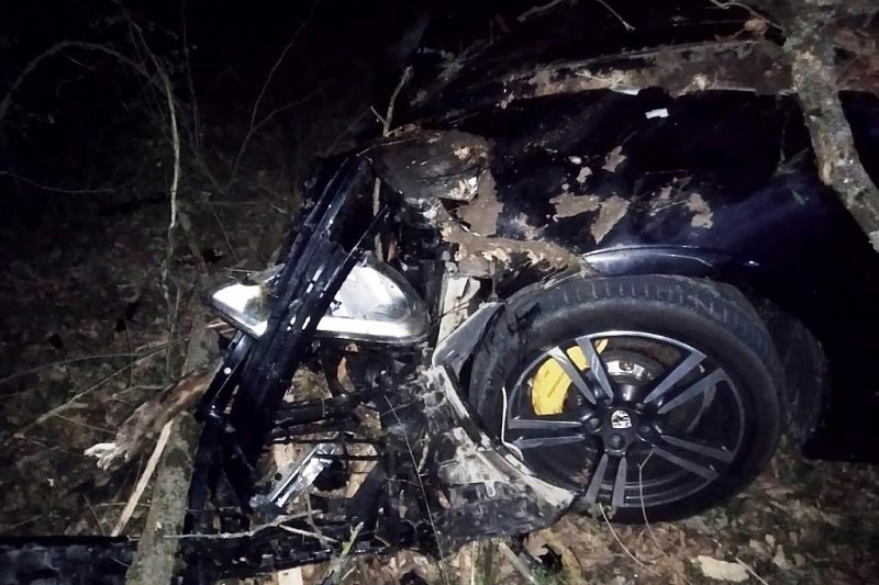 В Краснодарском крае водитель Porsche Cayenne устроил смертельное ДТП и скрылся с места аварии