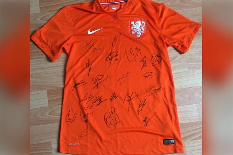 Футболка сборной Нидерландов с автографами игроков.