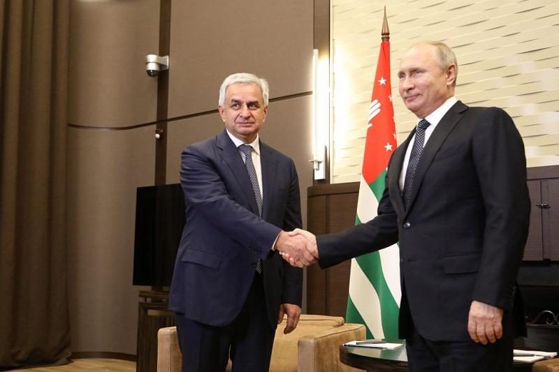 Владимир Путин 6 августа в Сочи встретится с президентом Абхазии Хаджимбой