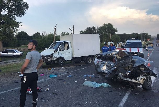 Пересек сплошную и не уступил дорогу: водитель ВАЗа погиб в жестком ДТП с «Газелью» под Крымском