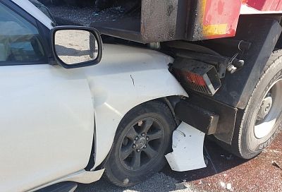 «Тойота» врезалась в стоящий на дороге грузовик. Пострадали три человека