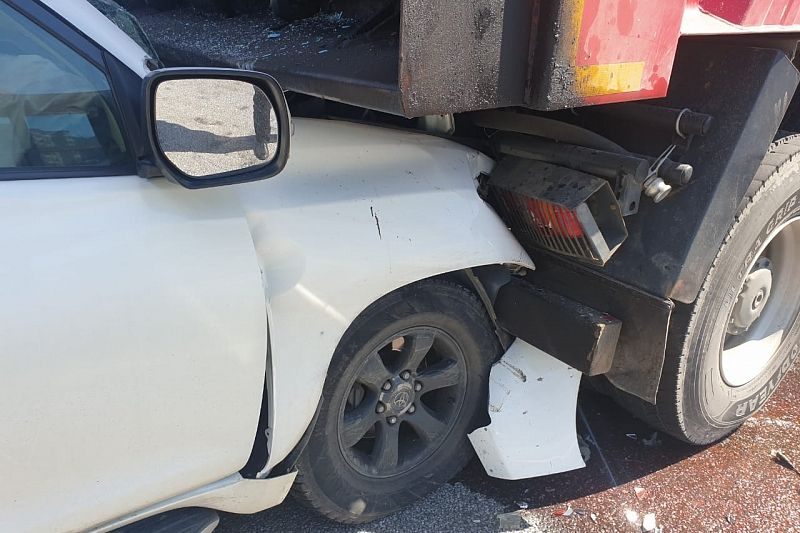«Тойота» врезалась в стоящий на дороге грузовик. Пострадали три человека