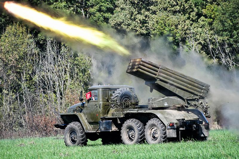 На полигоне оттачивают мастерство стрельбы ракетчики и артиллеристы Южного военного округа. 