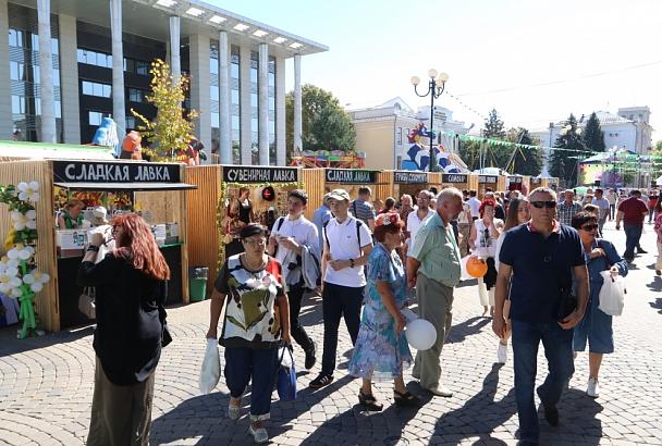 На Пушкинской площади проходят фестиваль цветов и ярмарка «Гостеприимный Краснодар»