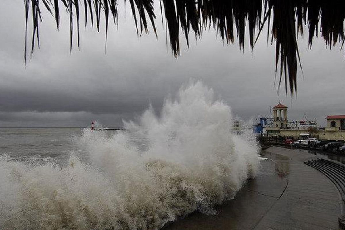 В Сочи во время шторма унесло в море двух школьников