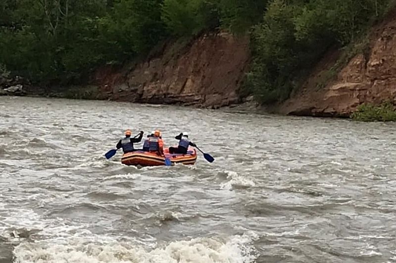 Поиски двух упавших в горную реку туристов приостановлены в Адыгее