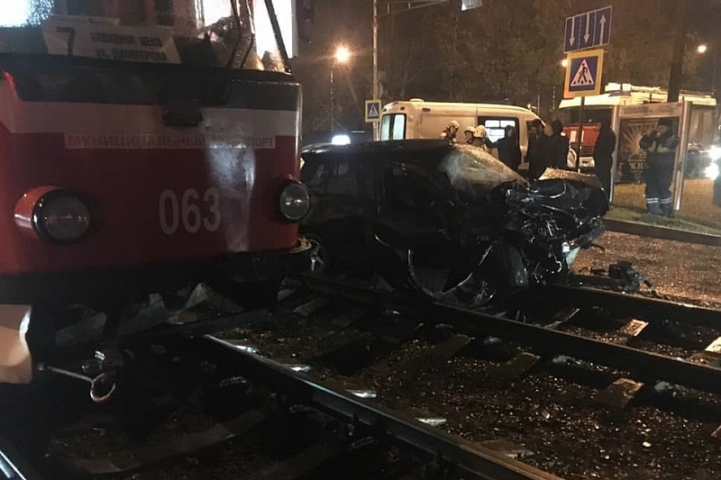 В Краснодаре в ДТП с трамваем пострадали два человека