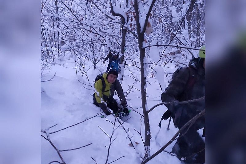 Спасатели нашли заблудившегося в горах лыжника