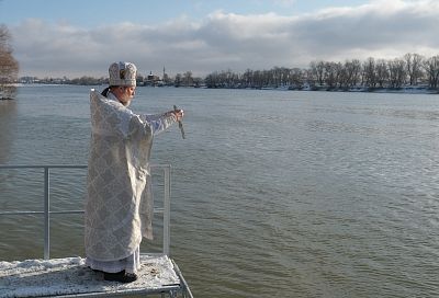 Как проходят крещенские купания в Краснодаре: горожан не испугали пронизывающий ветер и ледяная вода