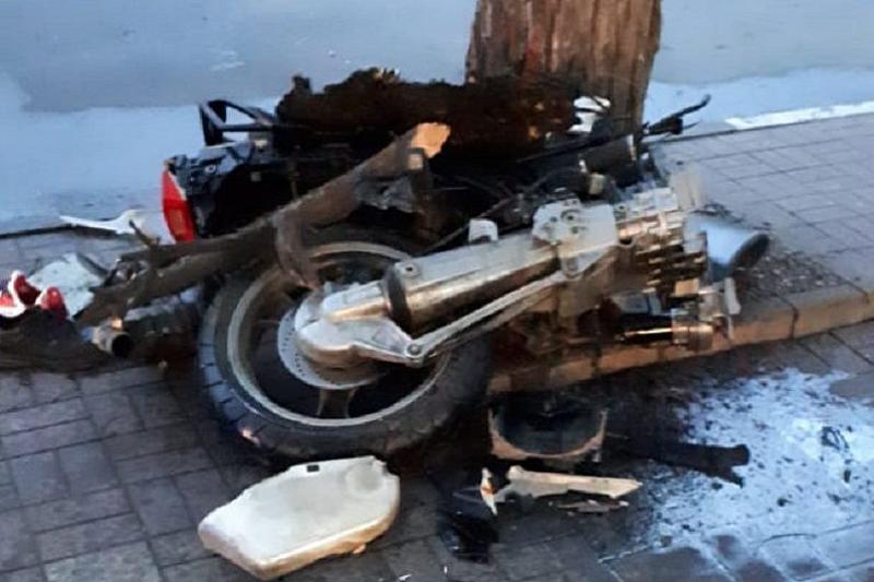 Врезался в дерево: в Краснодарском крае в жестком ДТП погибли мотоциклист и его пассажир