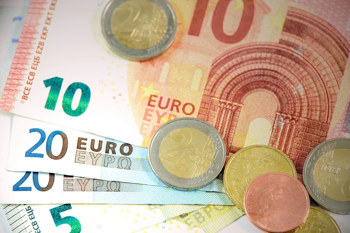 Курс евро на рынках Forex взлетел до 100 рублей