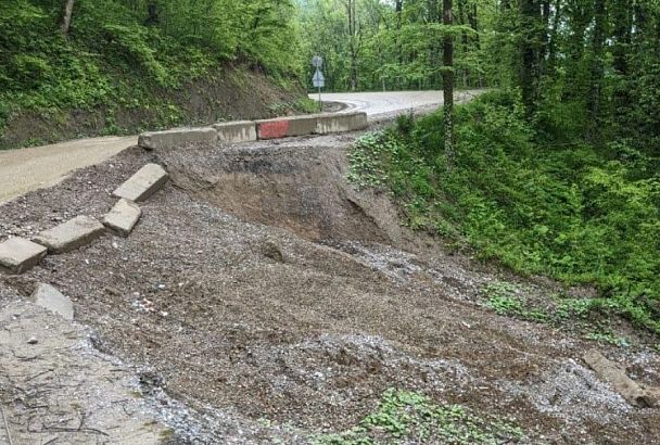 Сошедший оползень разрушил участок дороги на Шаумянском перевале под Туапсе