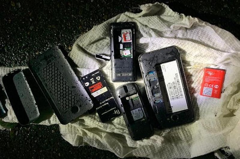Житель Кубани пытался перебросить заключенным пакет с мобильными телефонами и сим-картами