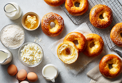 Печём слоистые бублики с сыром и творогом: ароматные, пышные и тянучий сыр внутри