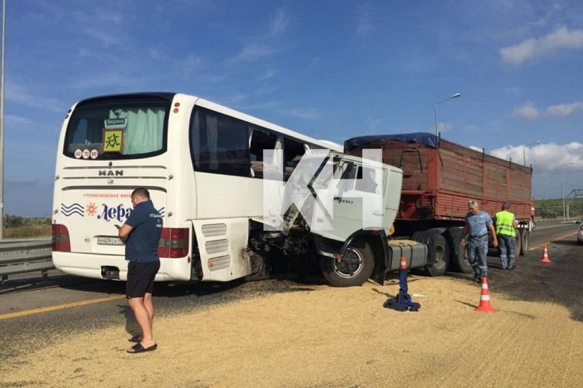 Фура-зерновоз протаранила пассажирский автобус на трассе в Темрюкском районе