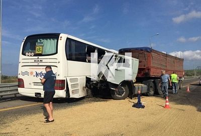 Фура-зерновоз протаранила пассажирский автобус на трассе в Темрюкском районе