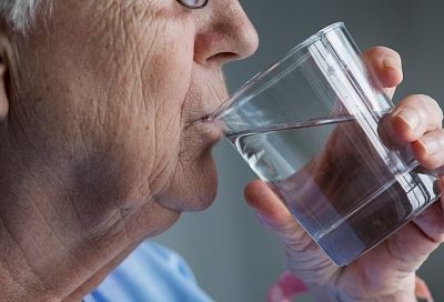 Эксперт рассказала, чем грозит недостаток воды для пожилых людей. 