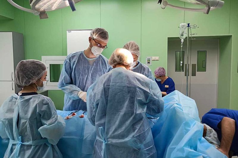 Краснодарские врачи удалили 4-сантиметровую опухоль в мочевом пузыре пациента без разрезов
