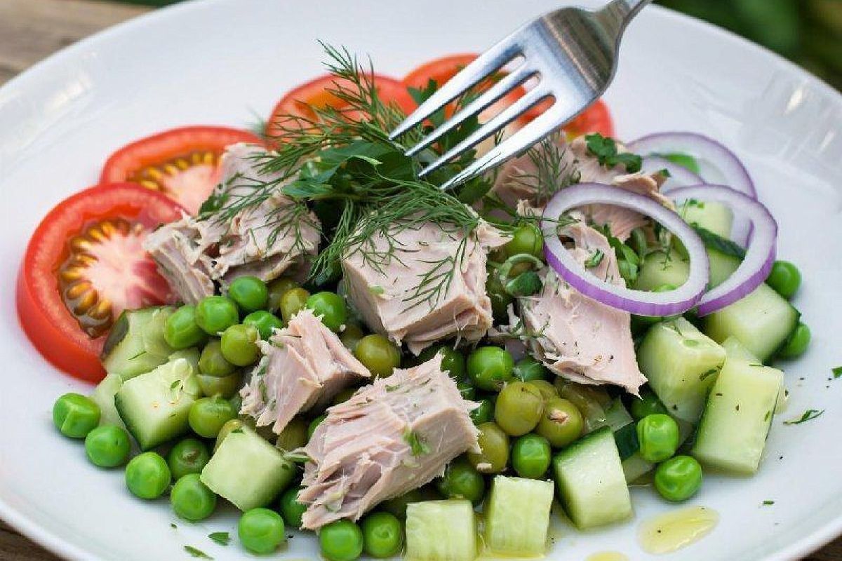 Всего лишь банка горошка и немного тунца. Легкий салат заменит полноценный ужин