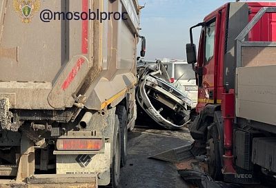 За рулем раздавившего семь легковушек самосвала в Подмосковье был житель Кубани