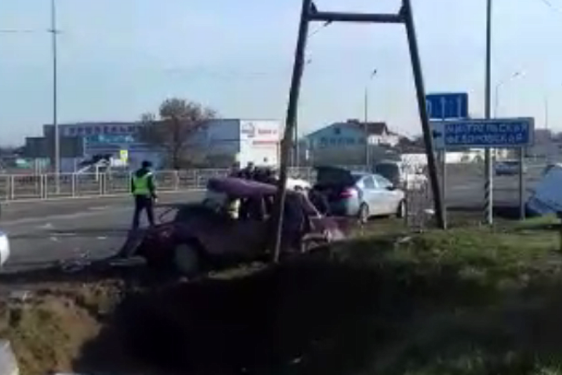 Опубликовано видео с места жесткой аварии в Краснодарском крае, где погибла семейная пара