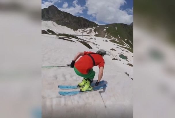В Сочи туристы катаются на лыжах по июльскому снегу