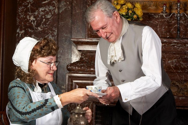 По одной из версий традиция платить «сверх счета» за обслуживания появилась в английских чайных комнатах  