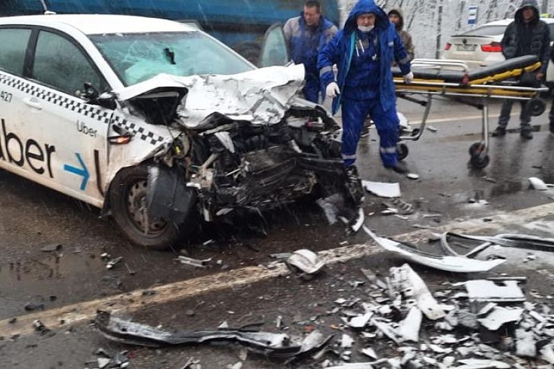 Женщина погибла и пять человек пострадали в ДТП с такси на трассе под Краснодаром