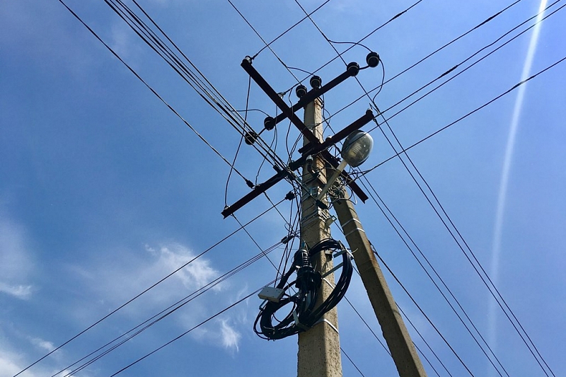 Четыре километра незаконно размещенных линий связи демонтировали энергетики в ауле Тлюстенхабль и поселке Агроном