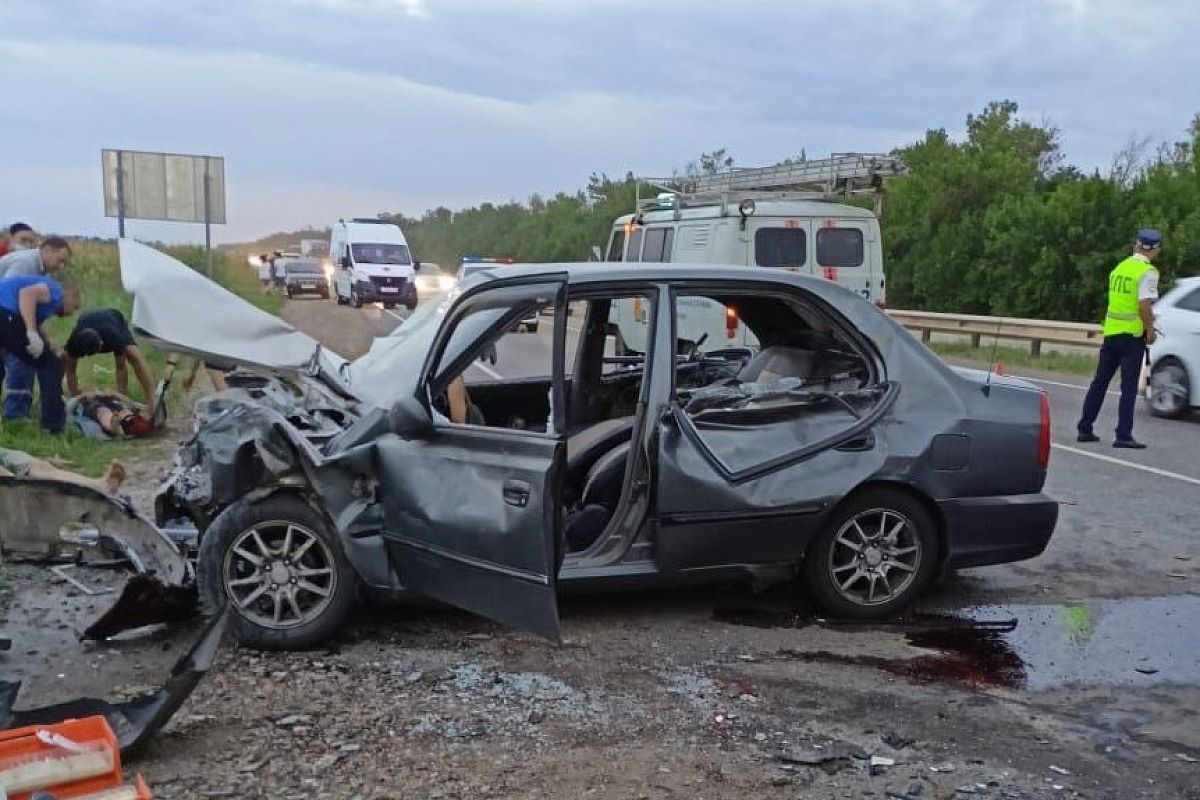 Двое детей и четверо взрослых пострадали в лобовом ДТП на Кубани