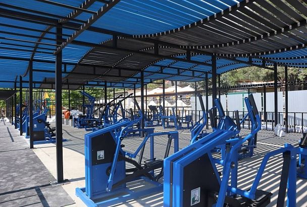 В Геленджике готовят к сдаче новую спортивную площадку на одной из набережных курорта