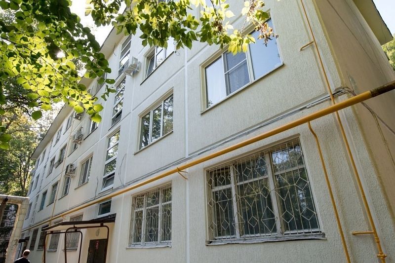 Впервые за 57 лет: в четырехэтажном доме по улице Димитрова в Краснодаре отремонтировали фасад