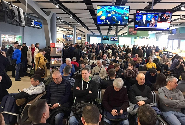 Коллапс в аэропорту Краснодара: из-за тумана на вылет задержано 10 рейсов