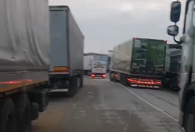 Около 700 грузовиков стоят в очереди на паромную переправу через Керченский пролив