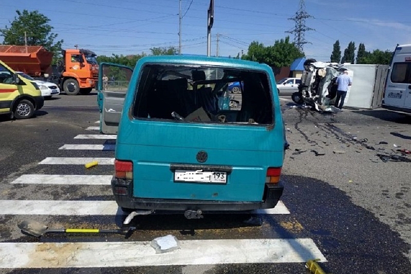 Один человек погиб, трое пострадали: стали известны ДТП с микроавтобусом и «Газелью» в Краснодаре