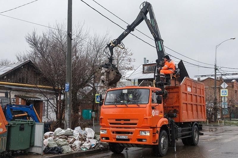 Улицы Краснодара начали расчищать от скопившегося мусора