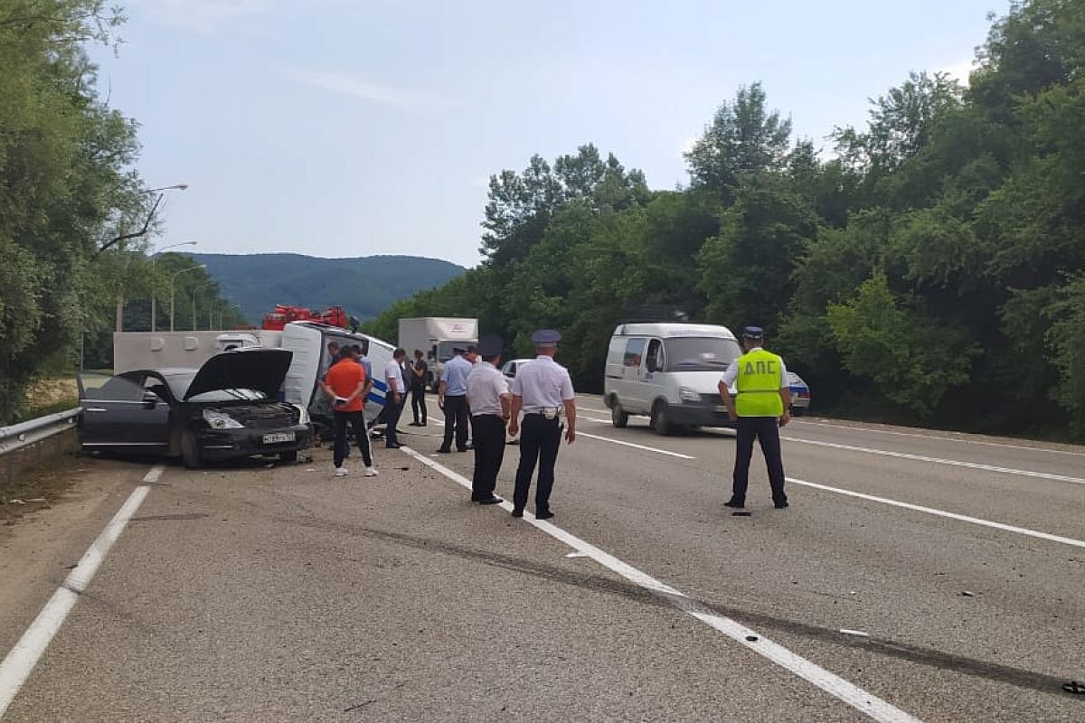 В Краснодарском крае произошло ДТП с участием иномарки и автозака с заключенными. Семеро пострадали