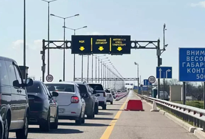 В очереди на Крымский мост со стороны Керчи и Тамани находятся 810 автомобилей