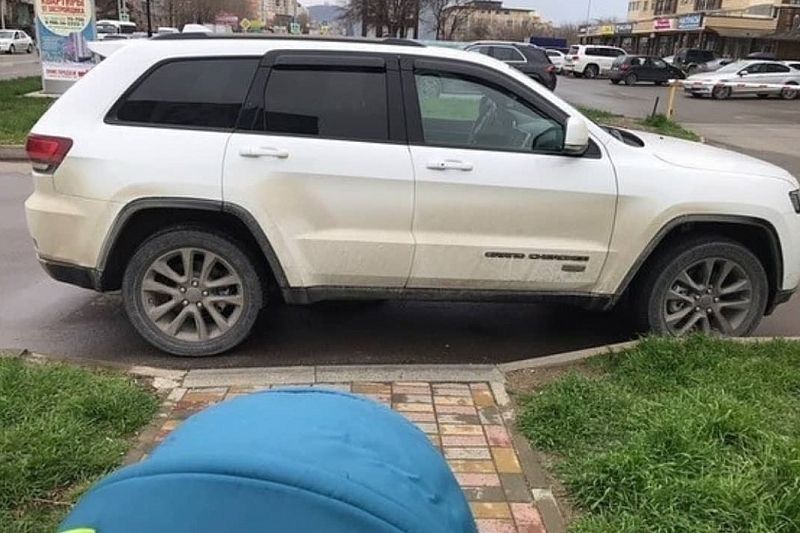 Водитель Jeep оштрафована за нарушение правил парковки