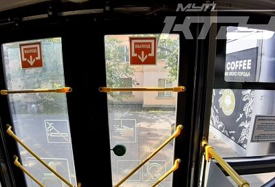 В Краснодаре пассажир разбил стекло в троллейбусе и угрожал водителю расправой