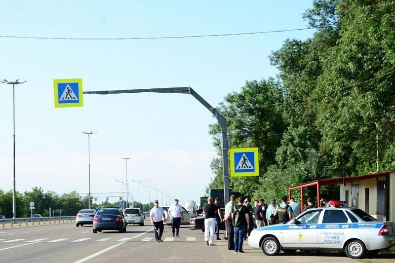 В Краснодаре автомобилист на дороге оплатил 1 млн рублей долгов по кредитам