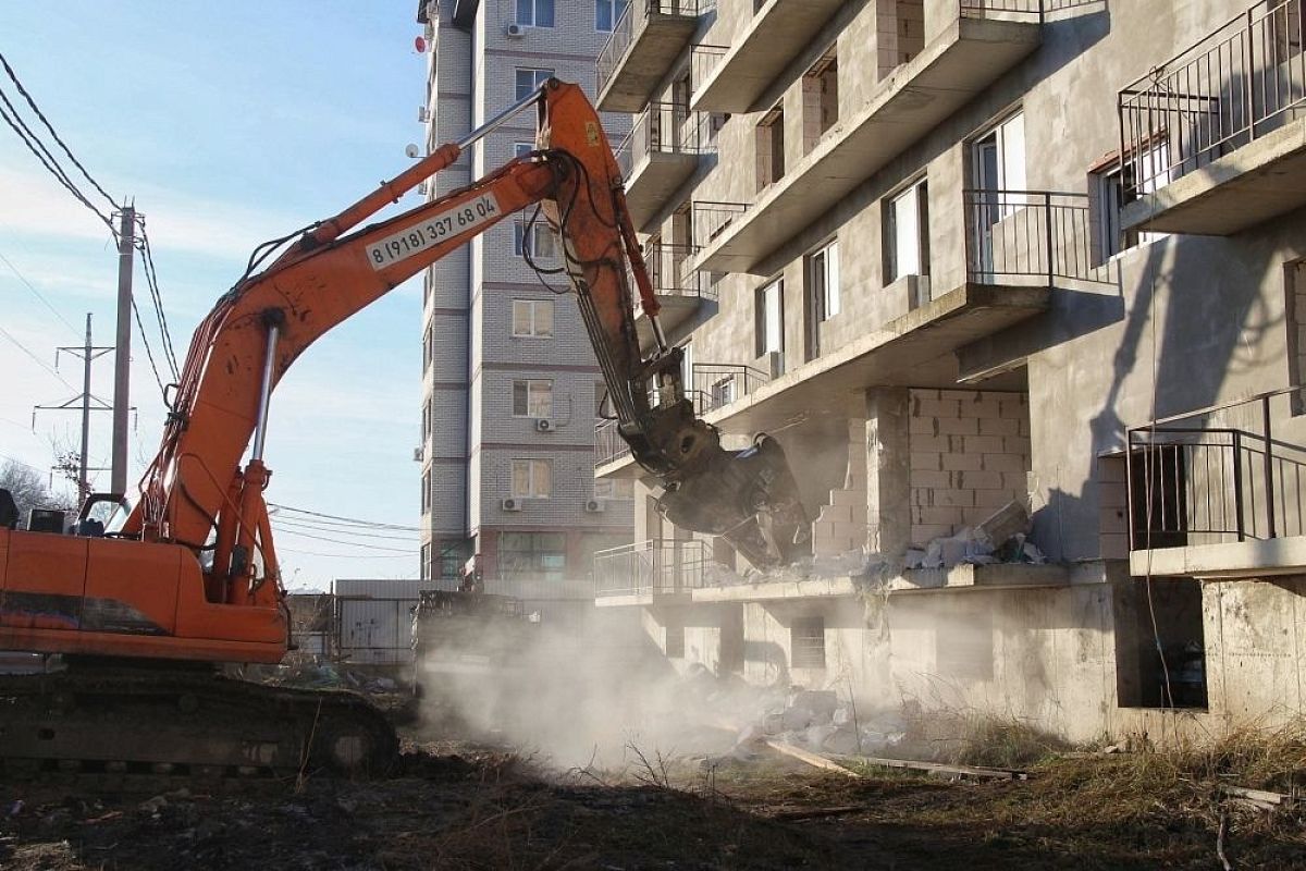 В Краснодаре сносят многоквартирный самострой по улице Ратной Славы в поселке Российском