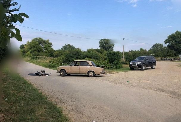 На Кубани водитель на ВАЗе врезался в скутер с двумя подростками 