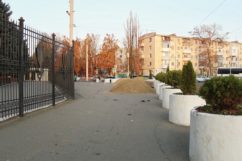 В Краснодаре отремонтируют тротуар и площадь по улице Гаврилова